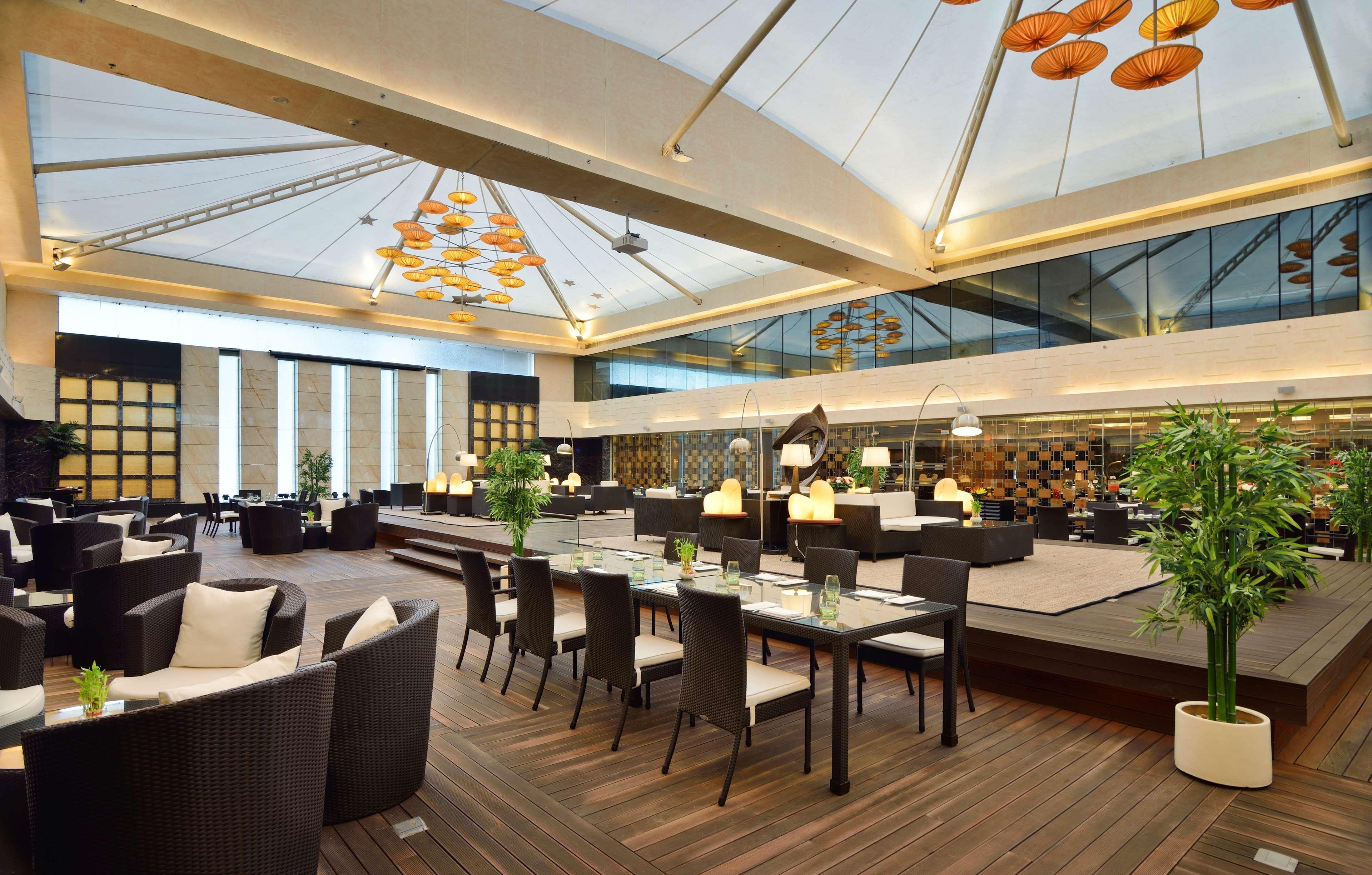 ホテル Radisson Blu Kaushambi Delhi Ncr ガーズィヤーバード エクステリア 写真