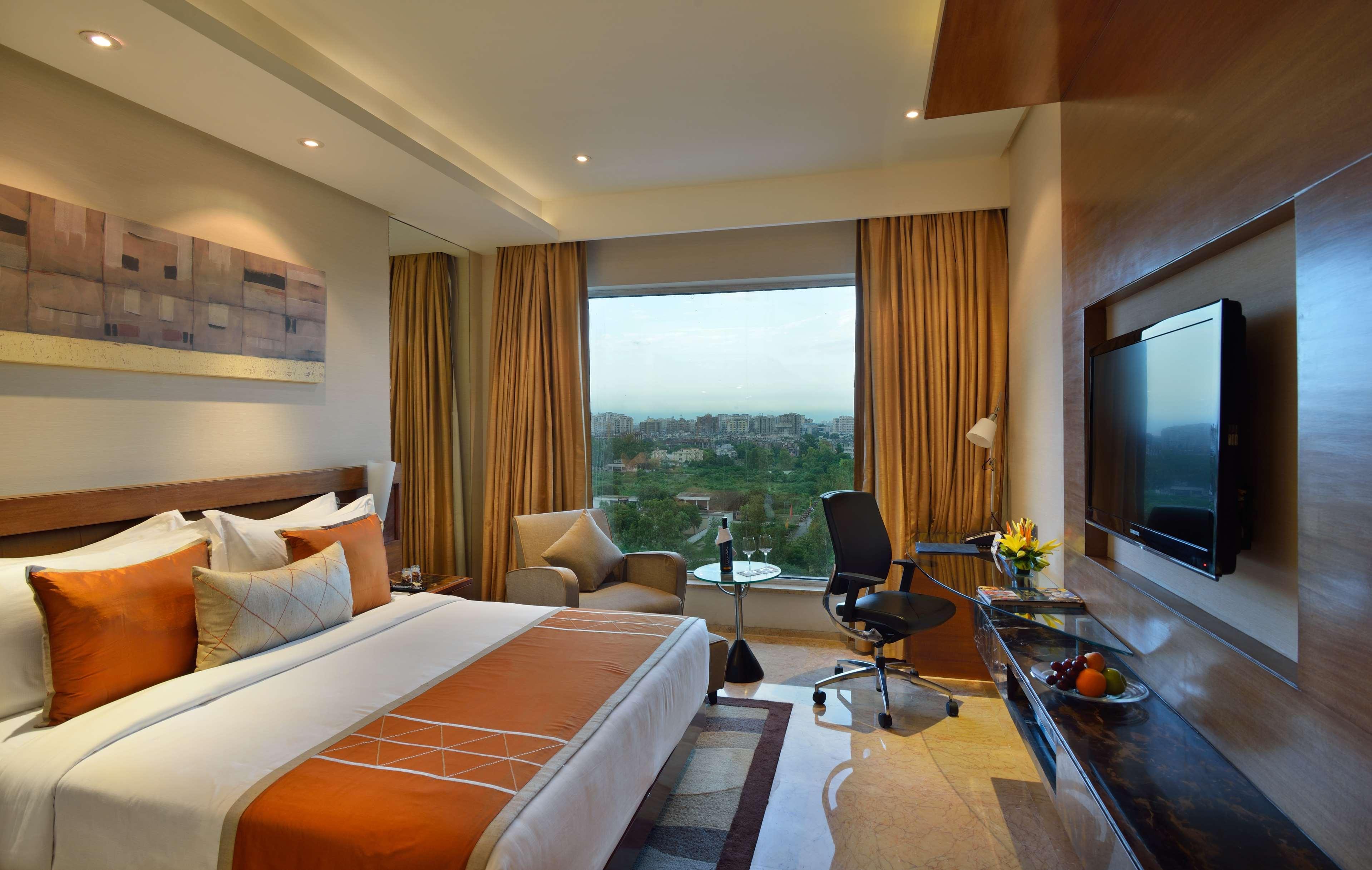ホテル Radisson Blu Kaushambi Delhi Ncr ガーズィヤーバード エクステリア 写真