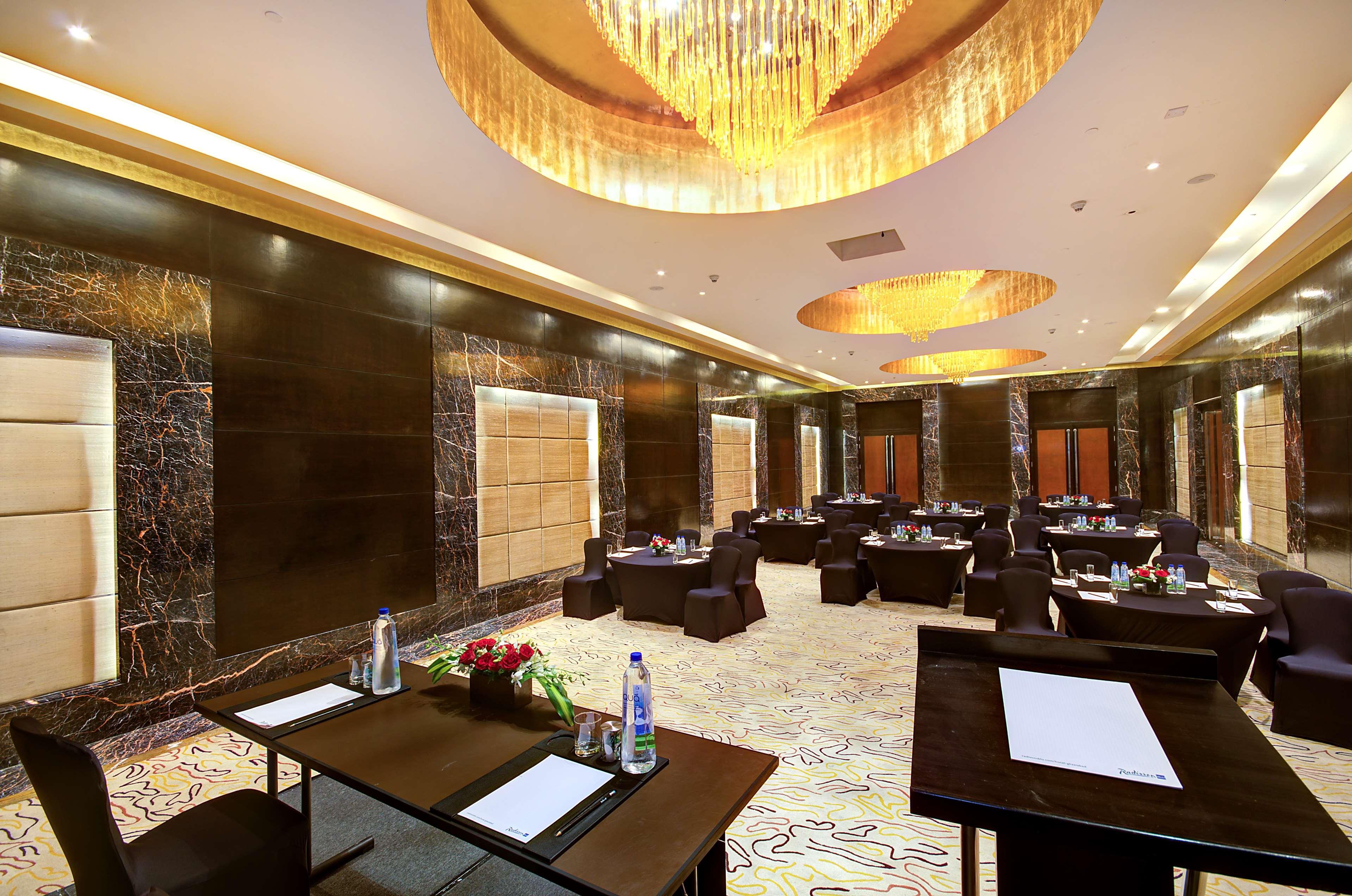 ホテル Radisson Blu Kaushambi Delhi Ncr ガーズィヤーバード エクステリア 写真