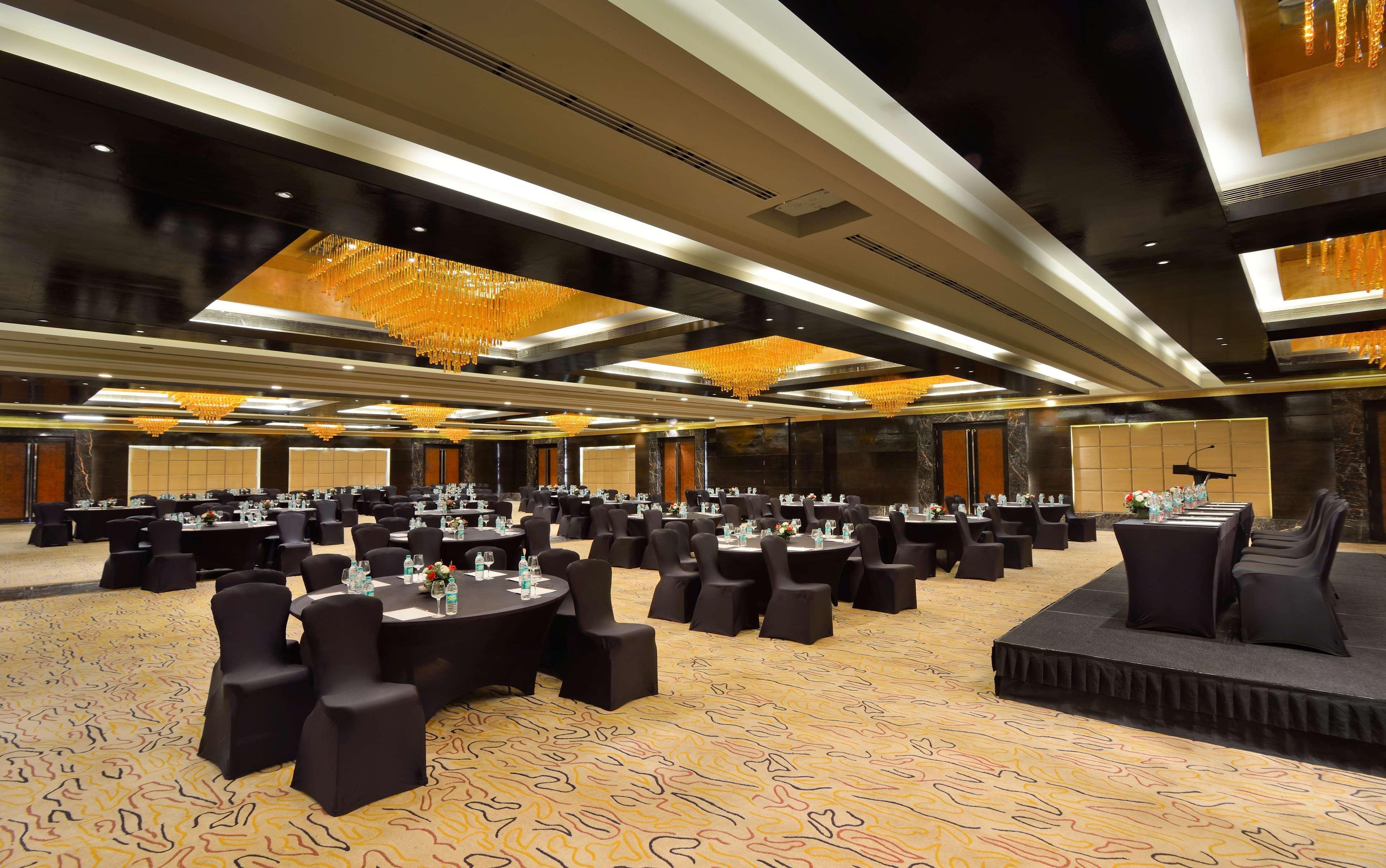 ホテル Radisson Blu Kaushambi Delhi Ncr ガーズィヤーバード エクステリア 写真
