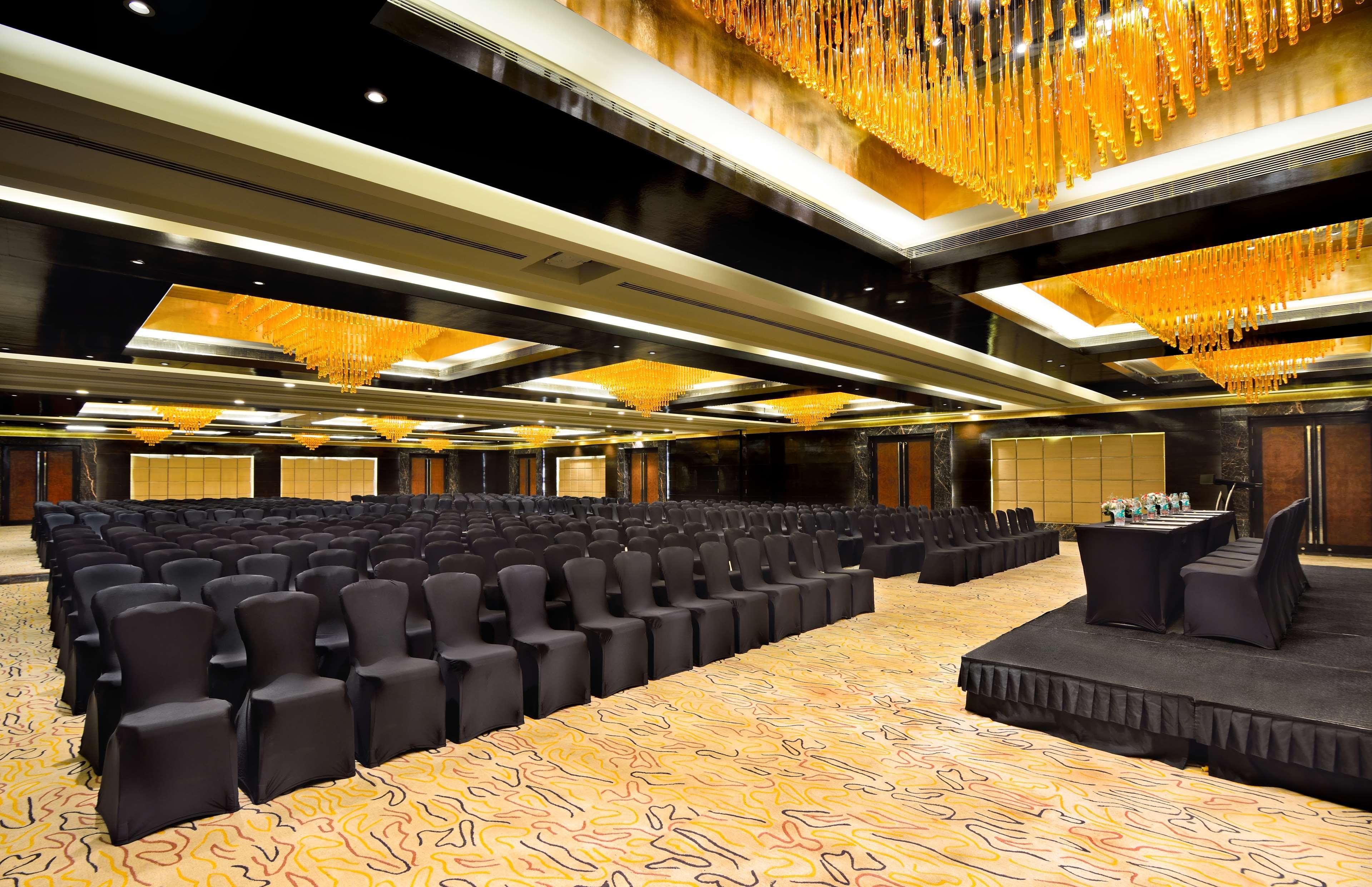 ホテル Radisson Blu Kaushambi Delhi Ncr ガーズィヤーバード エクステリア 写真