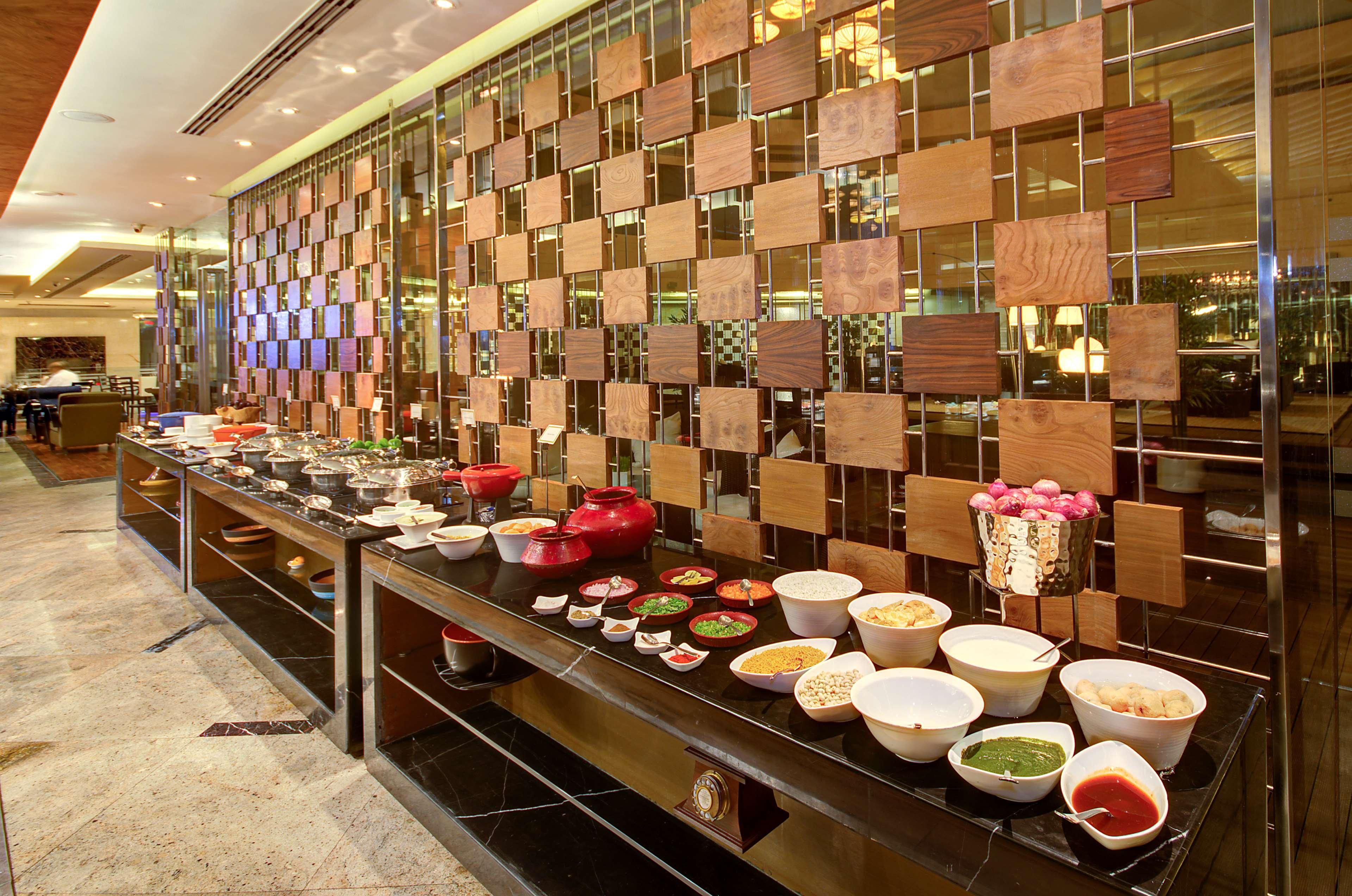 ホテル Radisson Blu Kaushambi Delhi Ncr ガーズィヤーバード エクステリア 写真