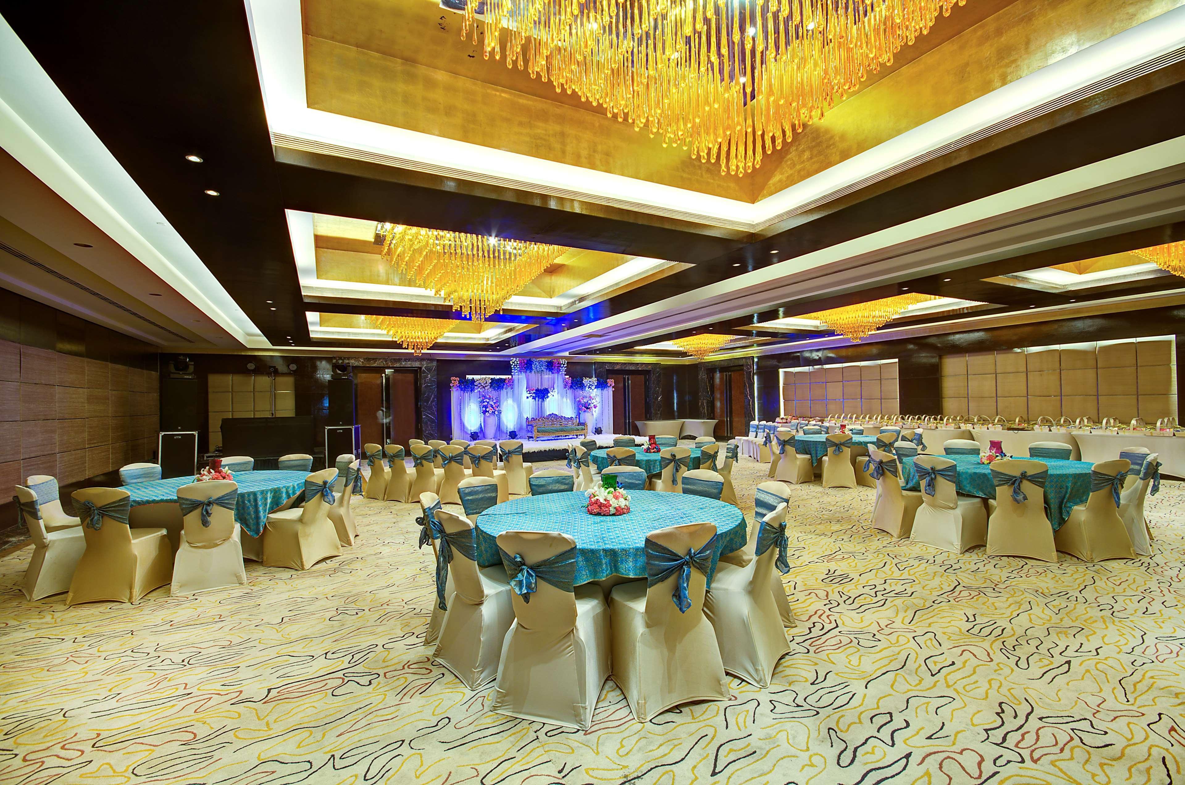 ホテル Radisson Blu Kaushambi Delhi Ncr ガーズィヤーバード エクステリア 写真