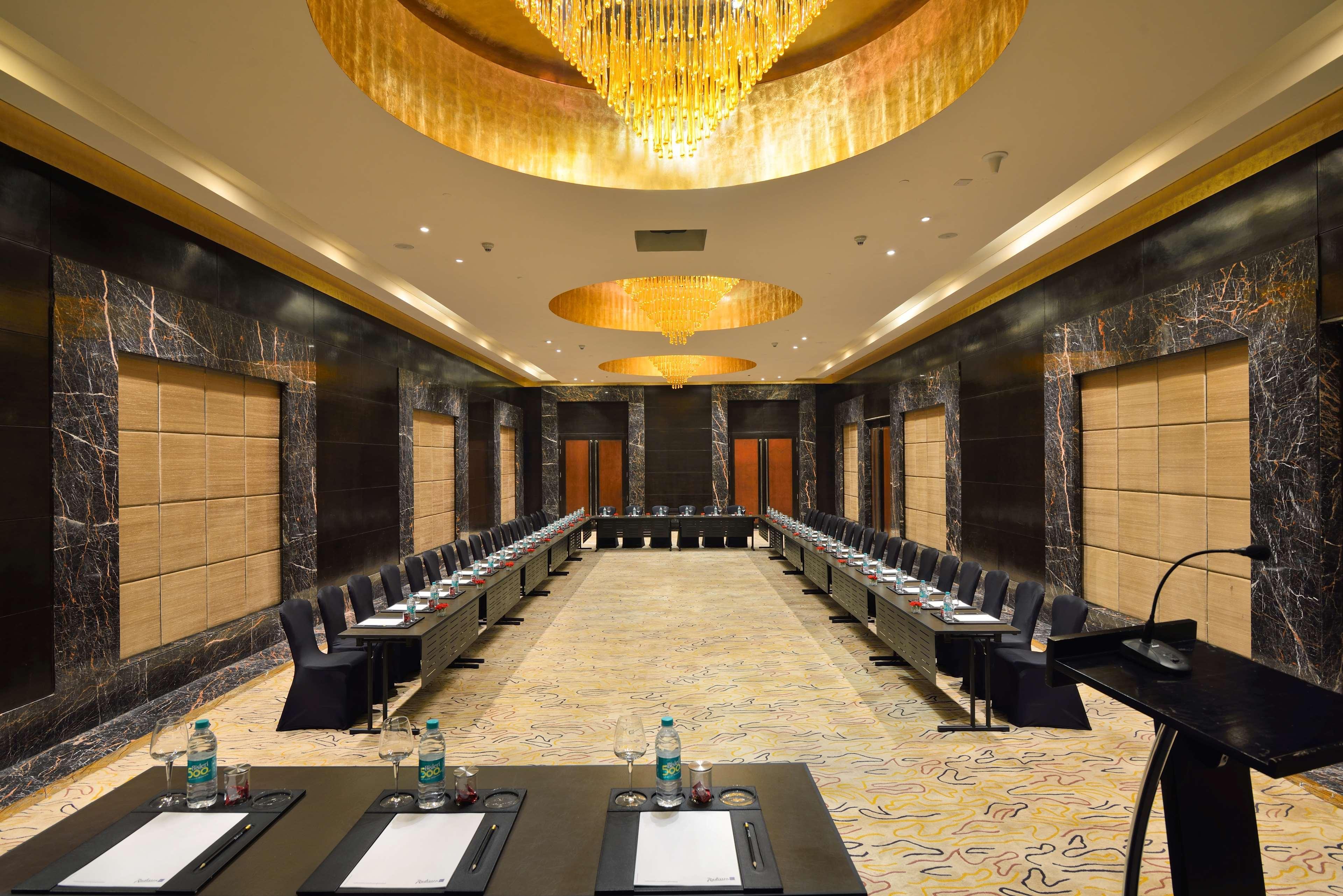 ホテル Radisson Blu Kaushambi Delhi Ncr ガーズィヤーバード エクステリア 写真