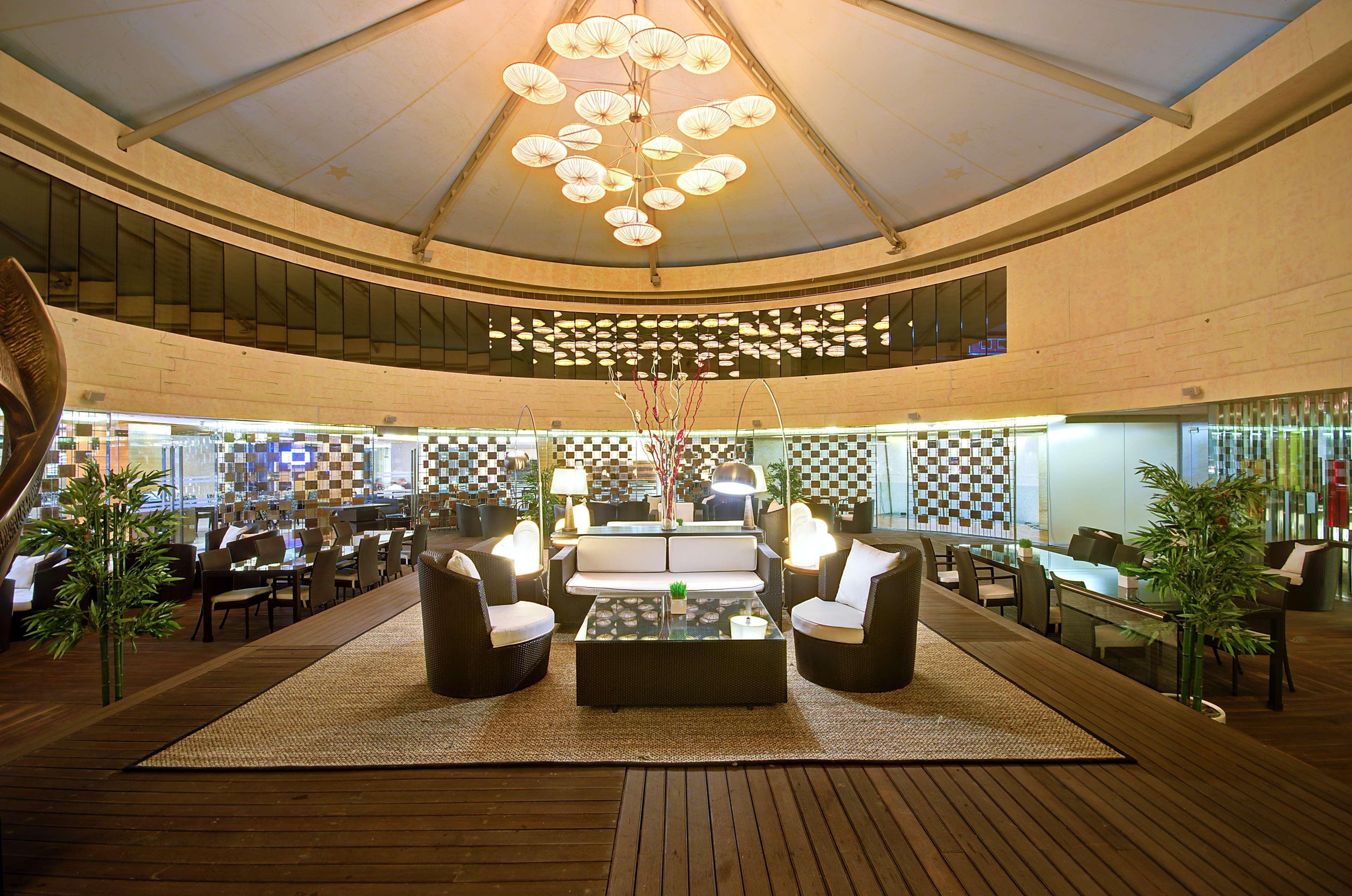 ホテル Radisson Blu Kaushambi Delhi Ncr ガーズィヤーバード エクステリア 写真