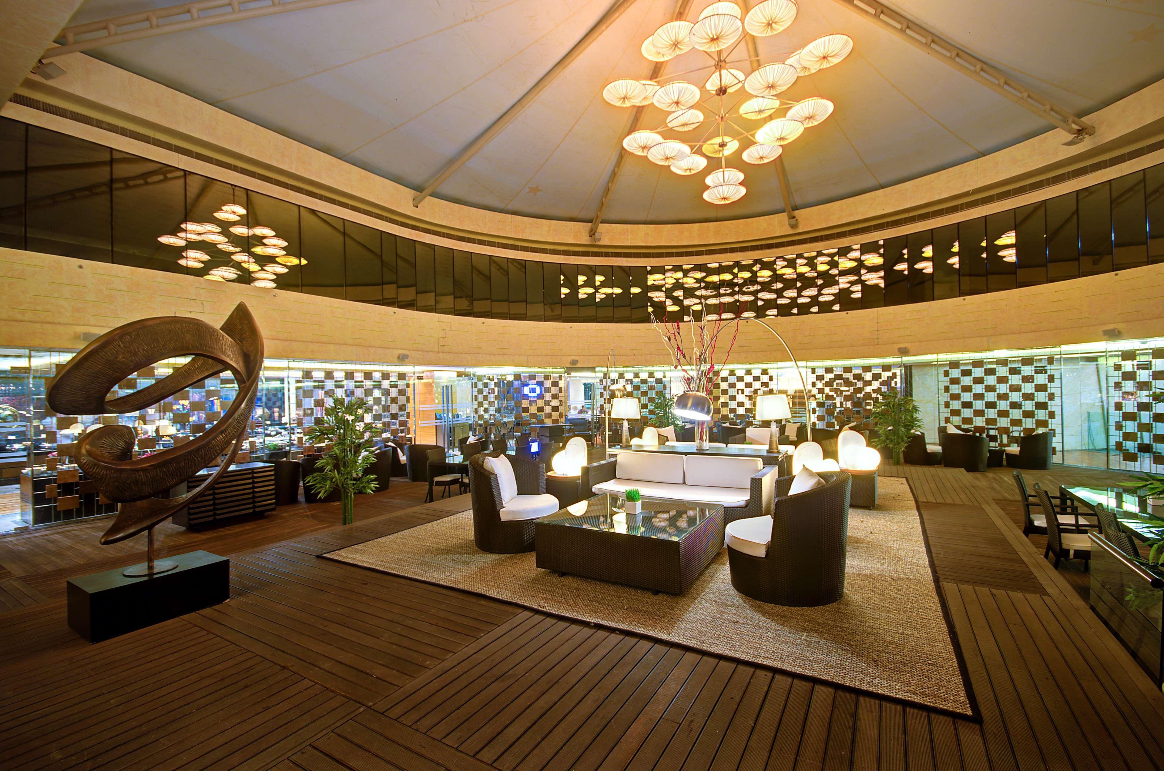 ホテル Radisson Blu Kaushambi Delhi Ncr ガーズィヤーバード エクステリア 写真