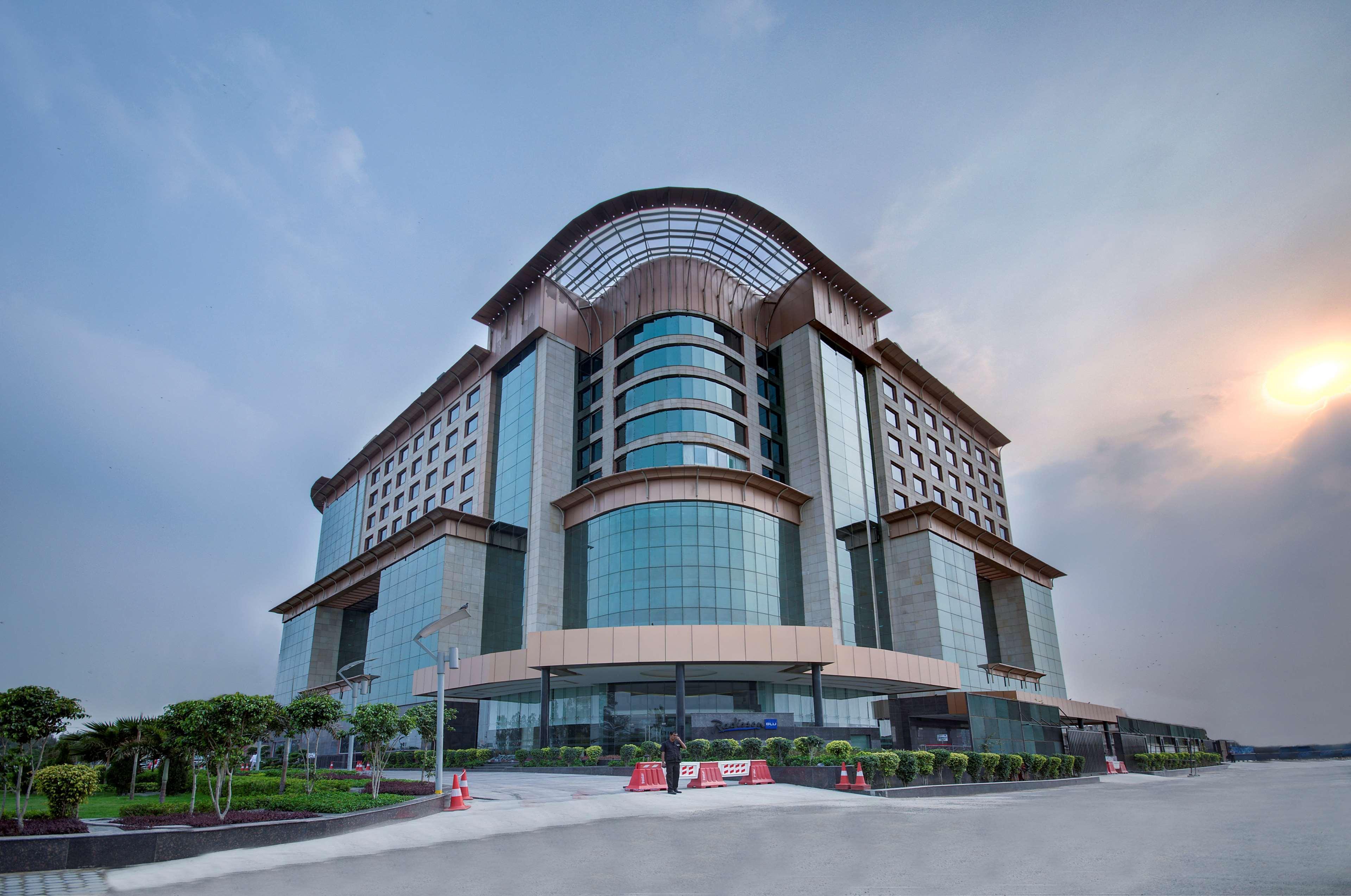ホテル Radisson Blu Kaushambi Delhi Ncr ガーズィヤーバード エクステリア 写真