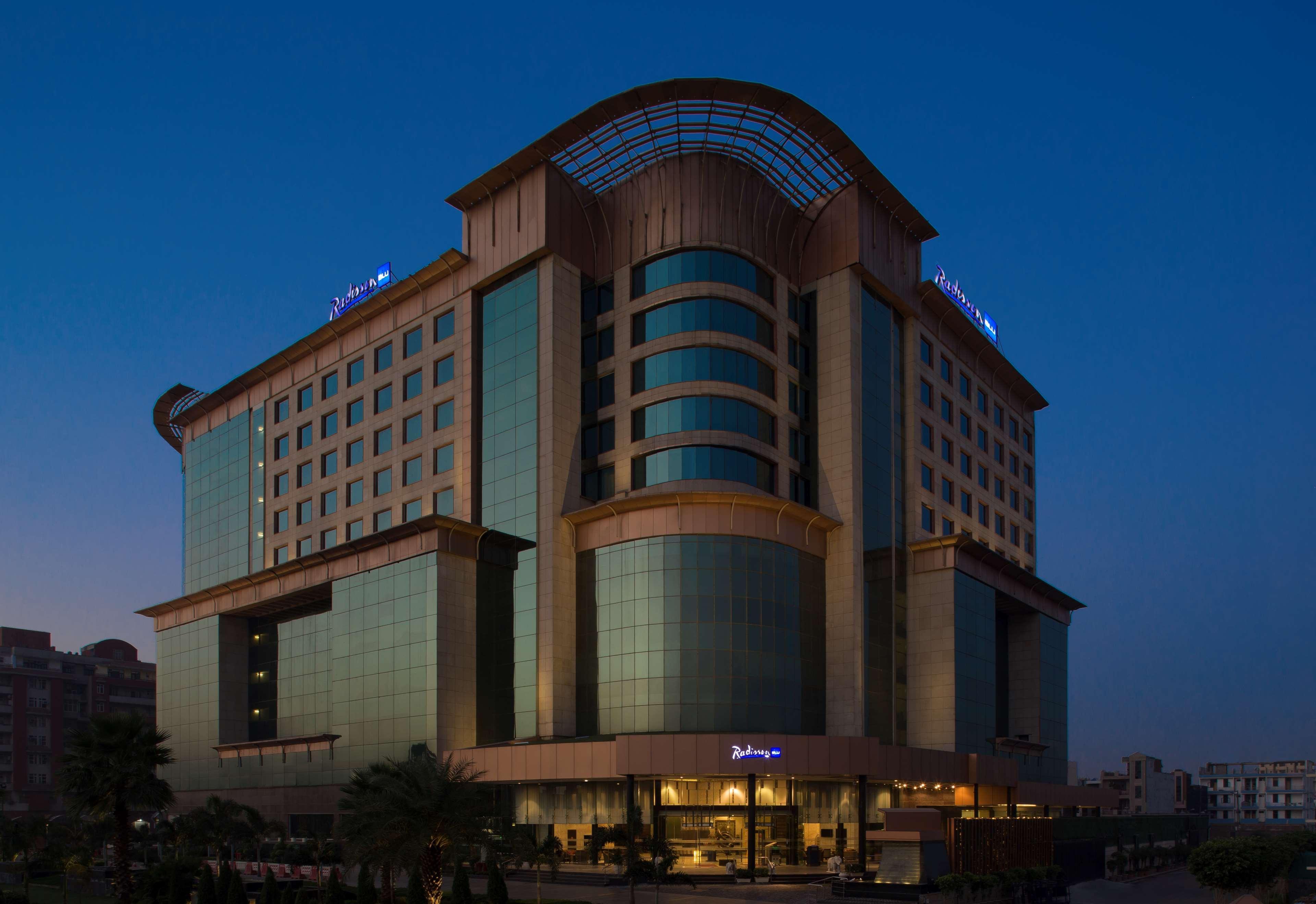 ホテル Radisson Blu Kaushambi Delhi Ncr ガーズィヤーバード エクステリア 写真