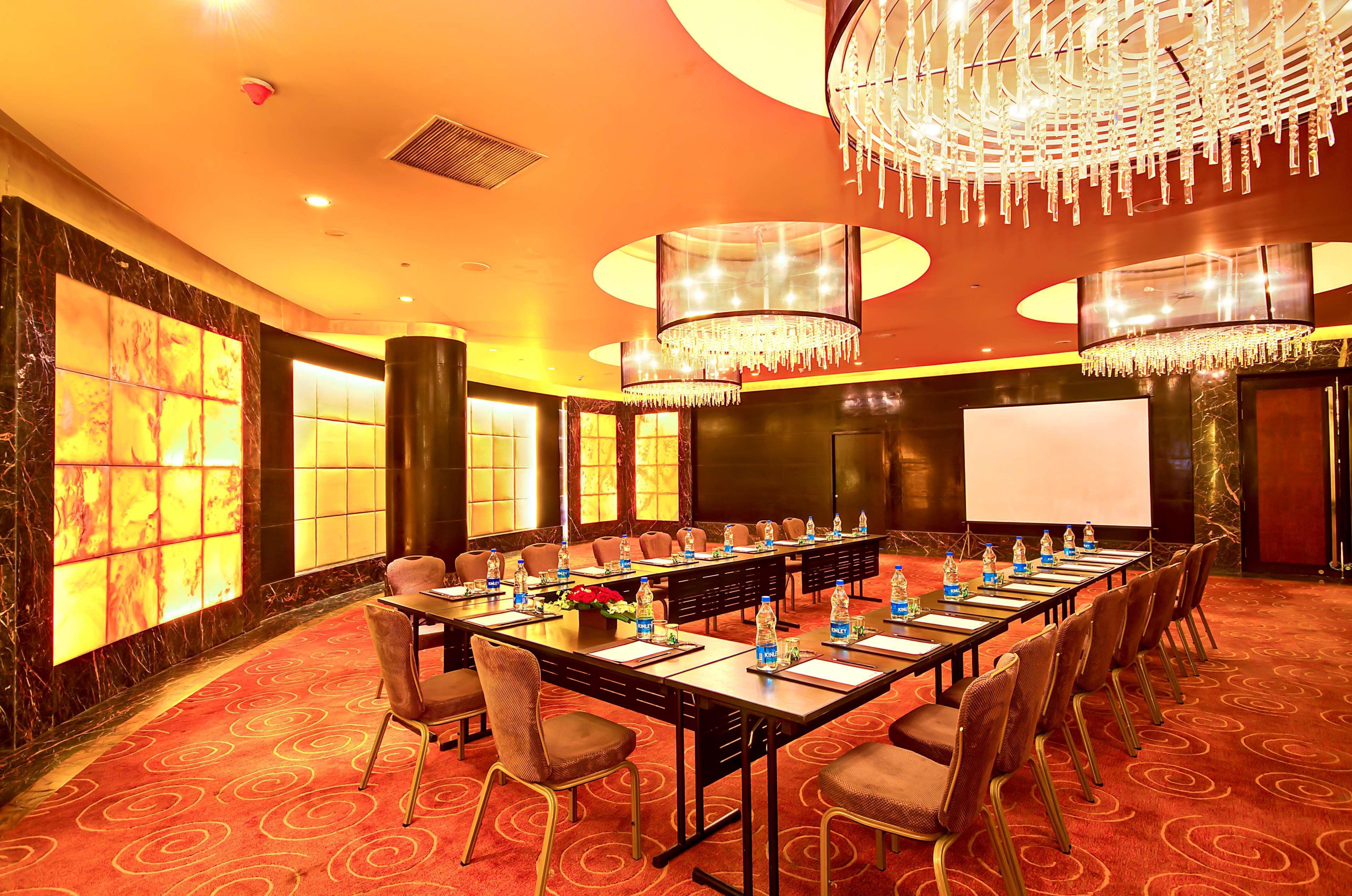 ホテル Radisson Blu Kaushambi Delhi Ncr ガーズィヤーバード エクステリア 写真