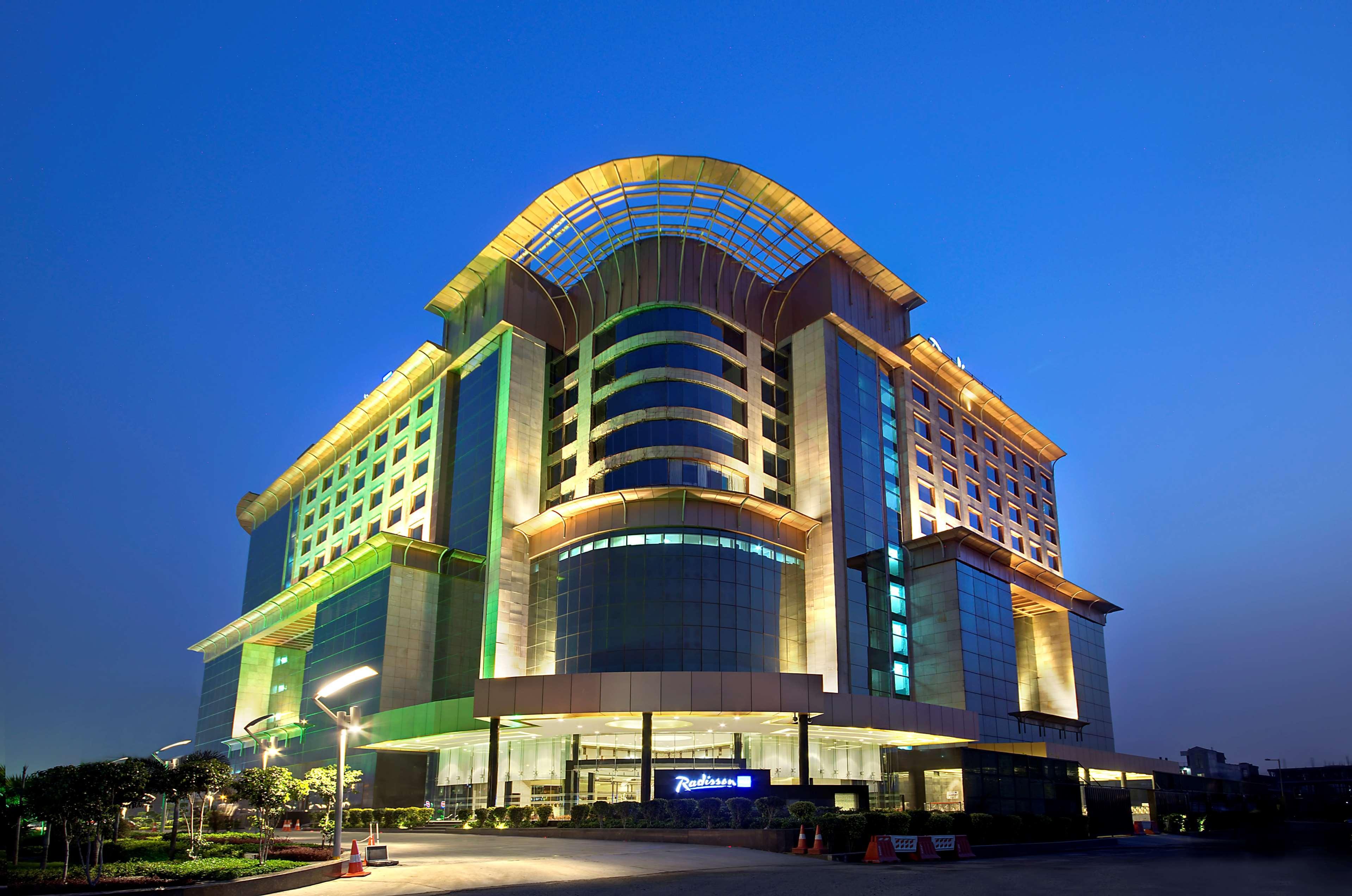 ホテル Radisson Blu Kaushambi Delhi Ncr ガーズィヤーバード エクステリア 写真