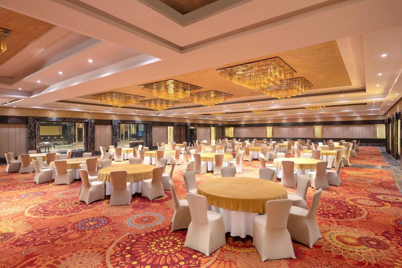 ホテル Radisson Blu Kaushambi Delhi Ncr ガーズィヤーバード エクステリア 写真