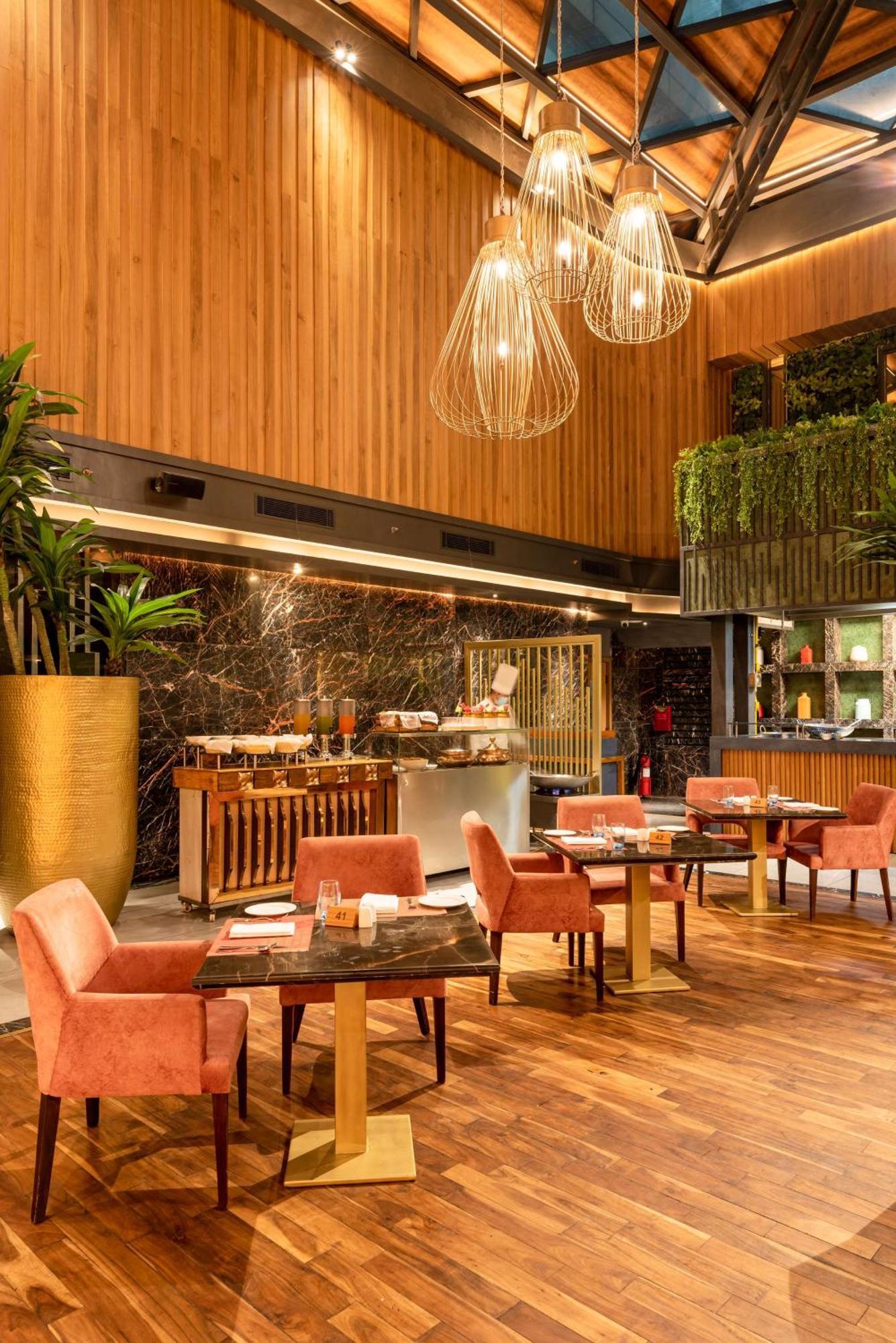 ホテル Radisson Blu Kaushambi Delhi Ncr ガーズィヤーバード エクステリア 写真