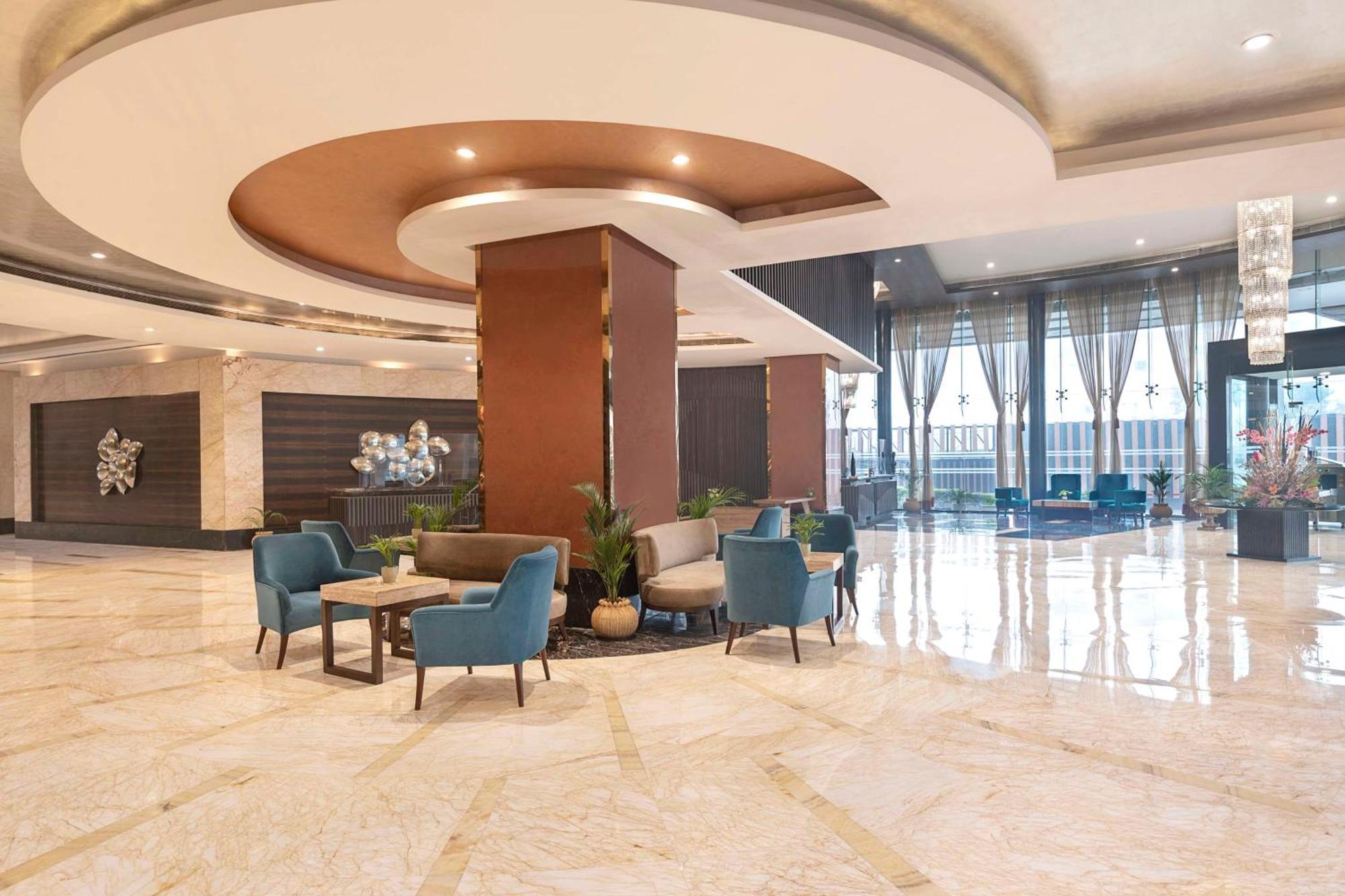ホテル Radisson Blu Kaushambi Delhi Ncr ガーズィヤーバード エクステリア 写真
