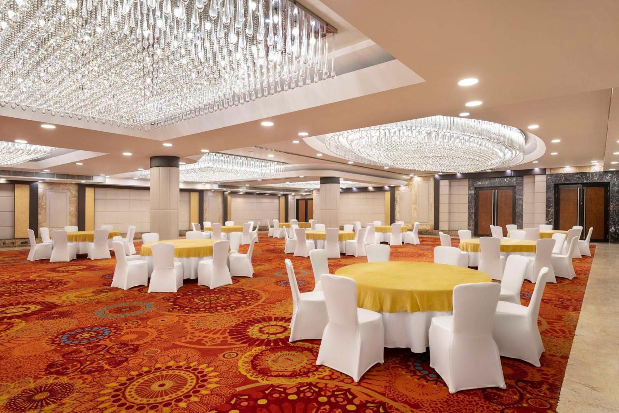 ホテル Radisson Blu Kaushambi Delhi Ncr ガーズィヤーバード エクステリア 写真