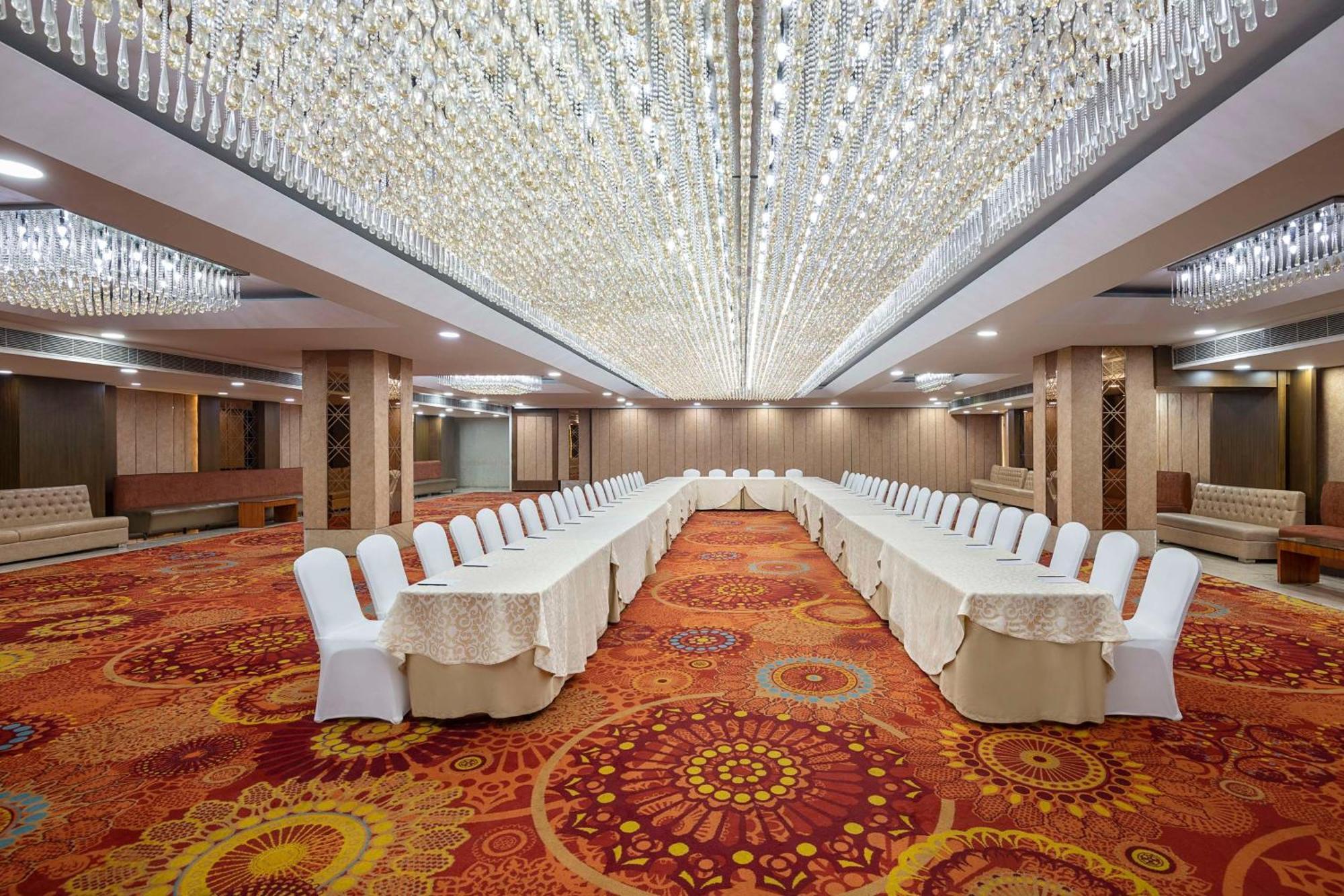 ホテル Radisson Blu Kaushambi Delhi Ncr ガーズィヤーバード エクステリア 写真
