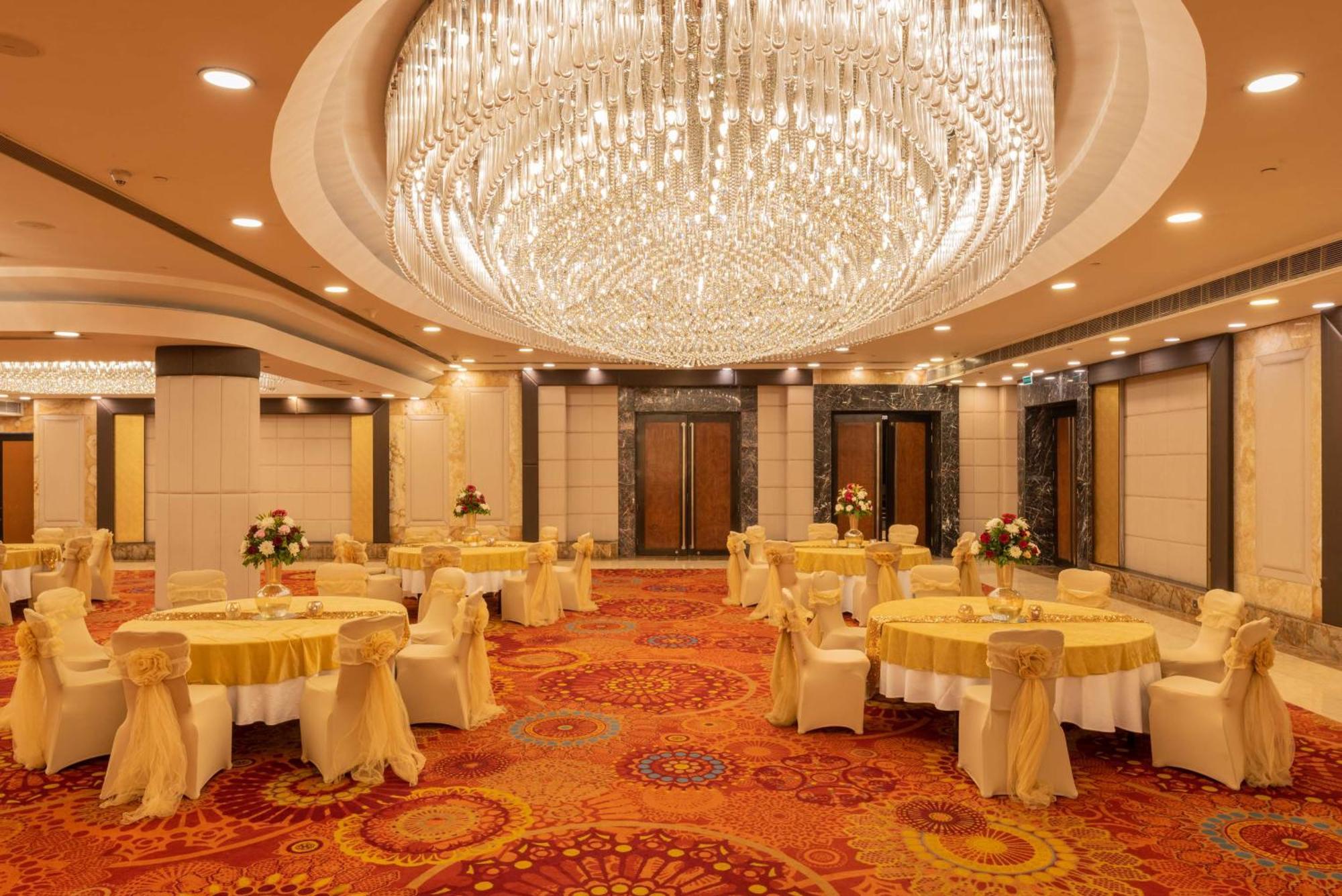 ホテル Radisson Blu Kaushambi Delhi Ncr ガーズィヤーバード エクステリア 写真