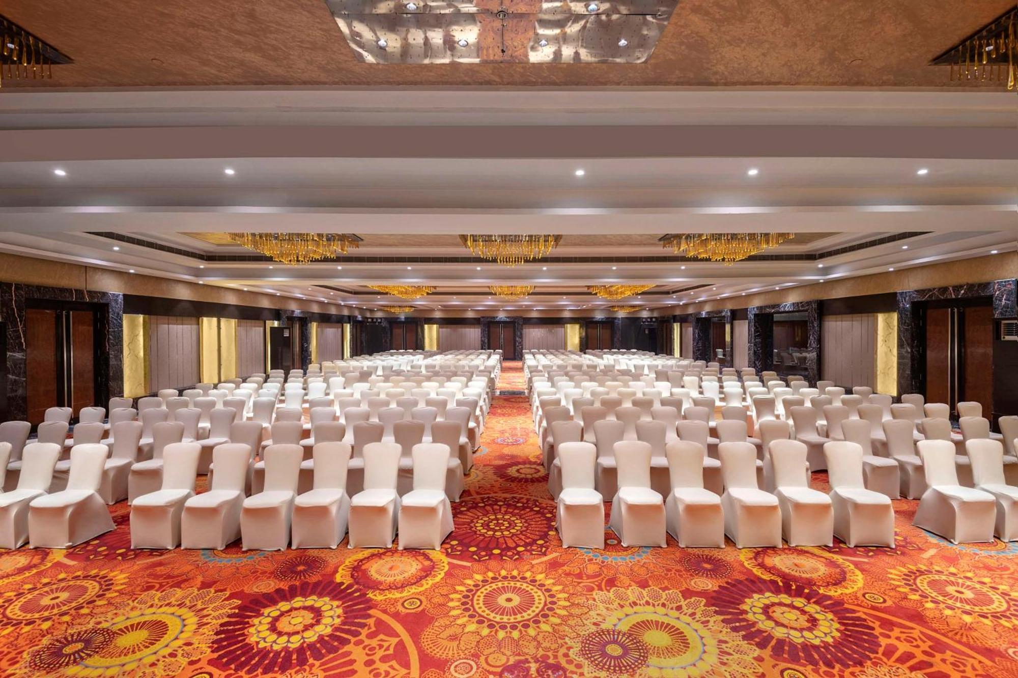 ホテル Radisson Blu Kaushambi Delhi Ncr ガーズィヤーバード エクステリア 写真